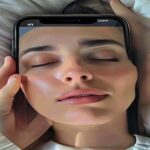 自撮り1枚で睡眠の未来を予測?AI顔貌解析が解き明かす「無呼吸症候群」のリスクと抗老化 high-tech-smartphone-selfie-app-analyzing-facial-structure-for-sleep-health-analysis.jpg
