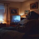 眠れぬ夜の「謎の低音」の正体とは?30-50代を蝕む低域耳鳴りと最新の睡眠・抗老化戦略 a-middle-aged-person-listening-to-low-frequency-sound-in-bedroom-night.jpg